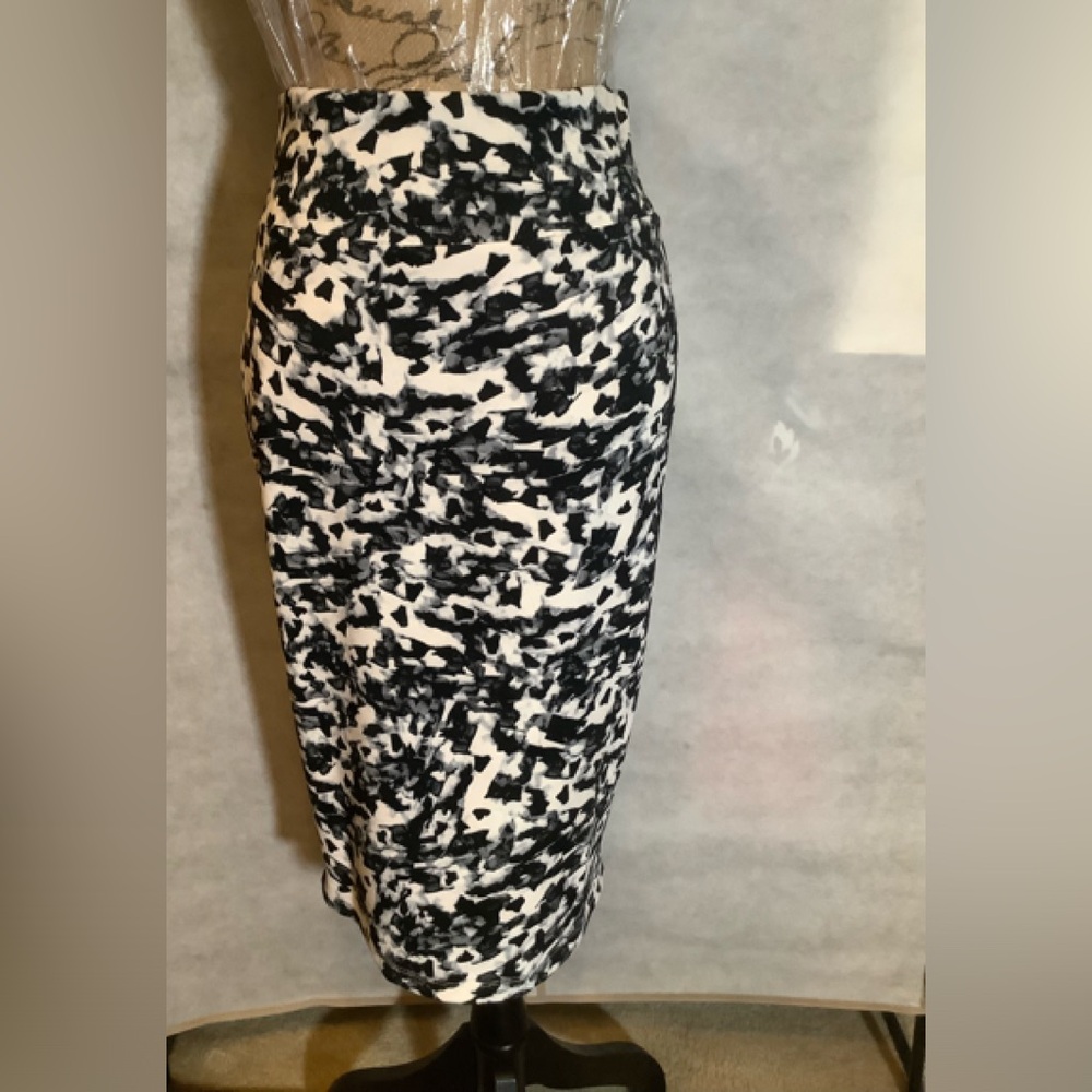 Carmen, Black & White print scuba skirt. Sz L